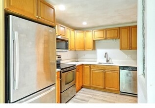 103 Walnut St, Unit Studio B in Mansfield, MA - Building Photo - Building Photo