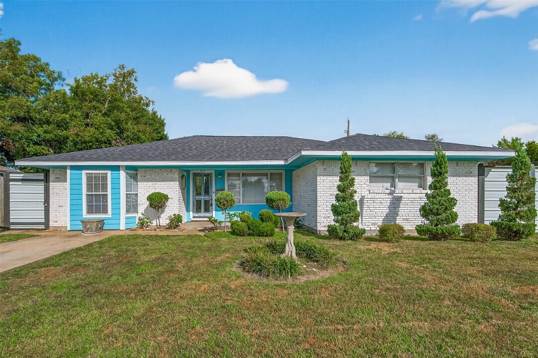515 E Janisch Rd in Houston, TX - Building Photo