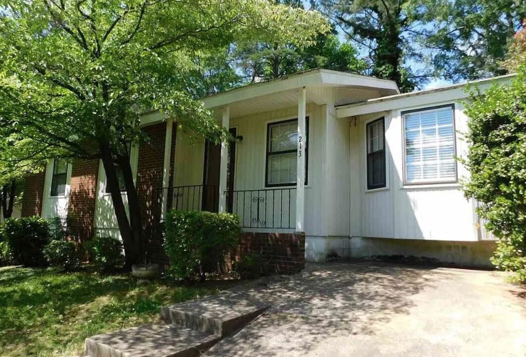 213 Meadwood Dr NE in Center Point, AL - Building Photo