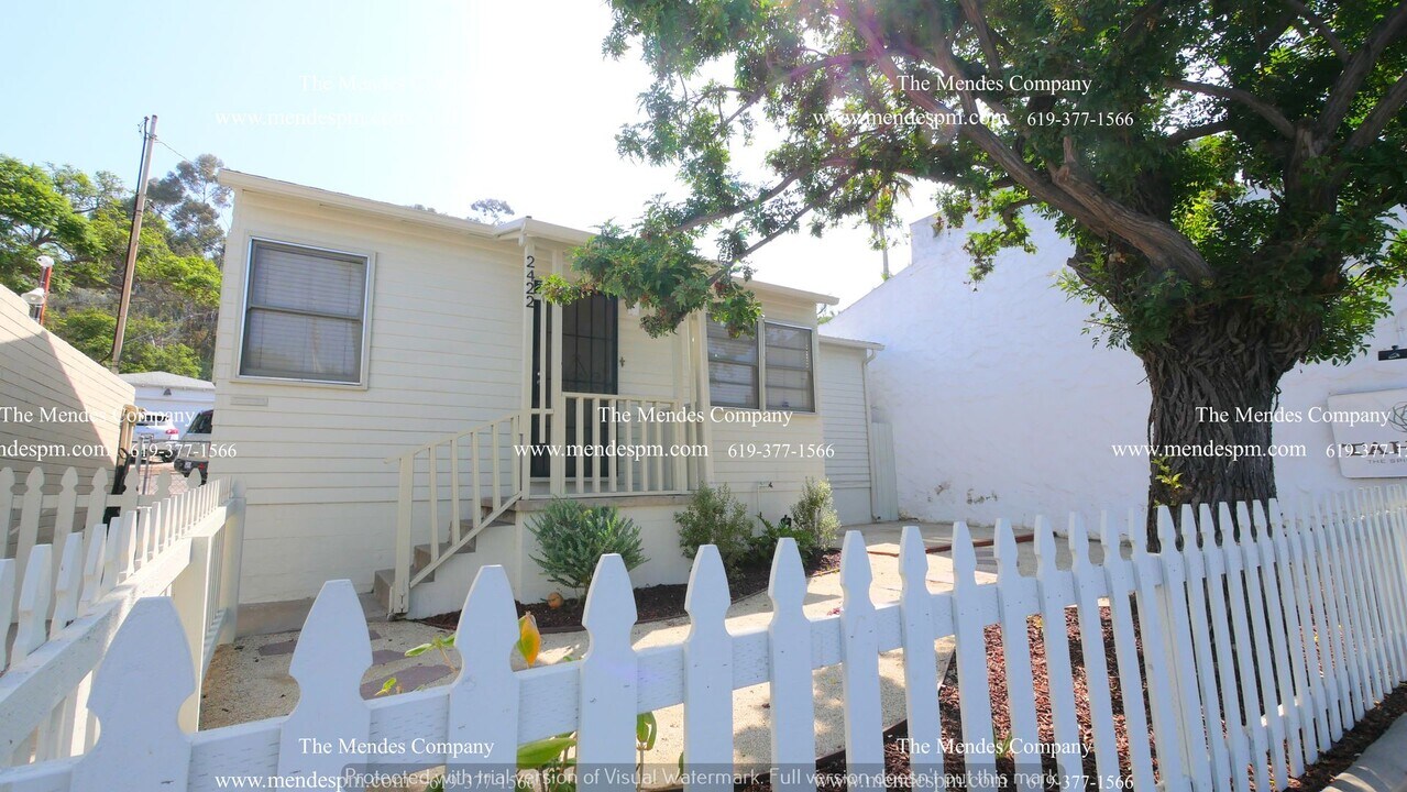 2422 San Diego Ave in San Diego, CA - Building Photo