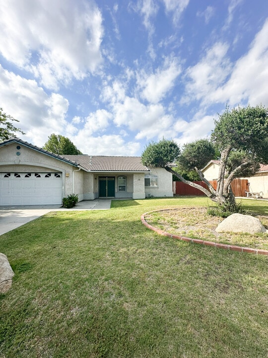614 E Cinnamon Dr in Lemoore, CA - Foto de edificio