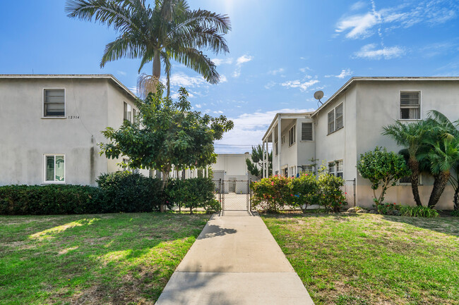 12320 Washington Pl in Los Angeles, CA - Building Photo - Building Photo