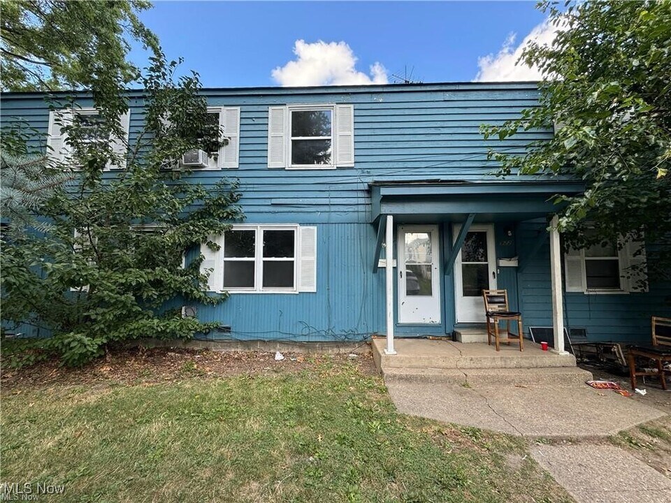 924 N Central Dr in Lorain, OH - Building Photo