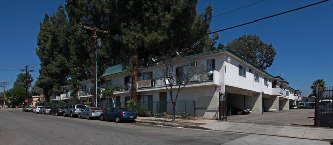 Parthenia Apartments in North Hills, CA - Foto de edificio - Building Photo