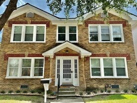 605 W Saulnier St in Houston, TX - Building Photo