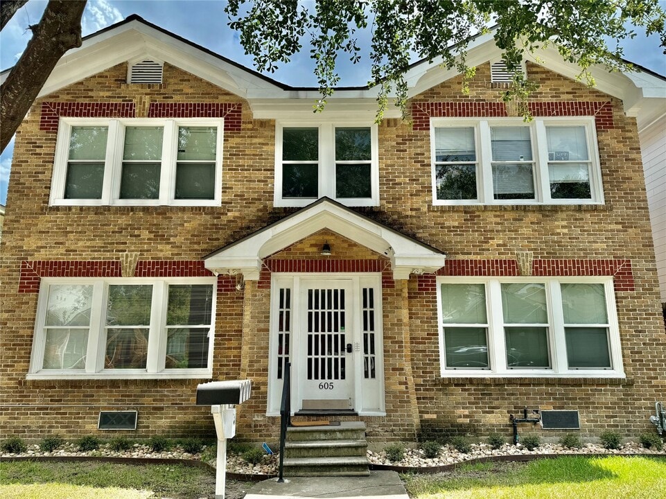 605 W Saulnier St in Houston, TX - Building Photo
