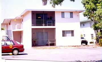 877 NE 18th Ct in Fort Lauderdale, FL - Building Photo - Building Photo