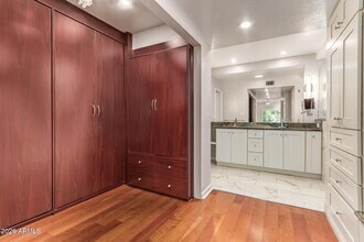 5730 N Scottsdale Rd in Paradise Valley, AZ - Building Photo - Building Photo