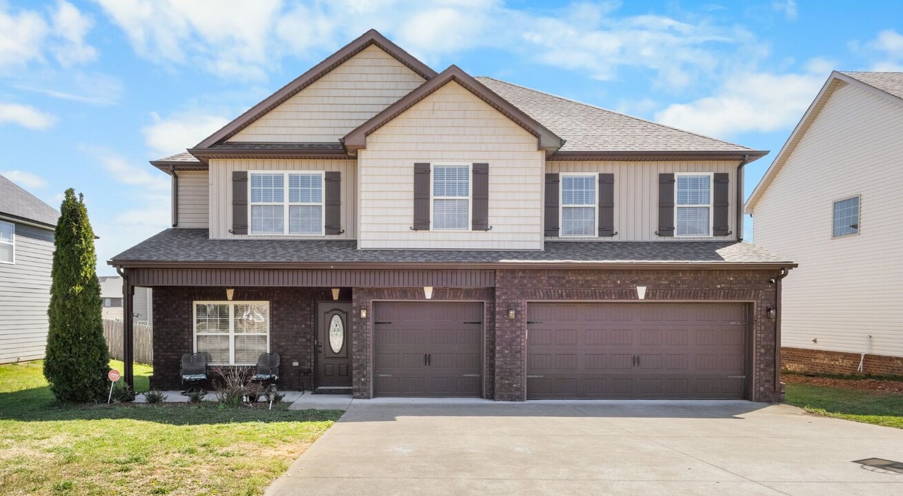 121 Flat Rock Rd in Clarksville, TN - Building Photo