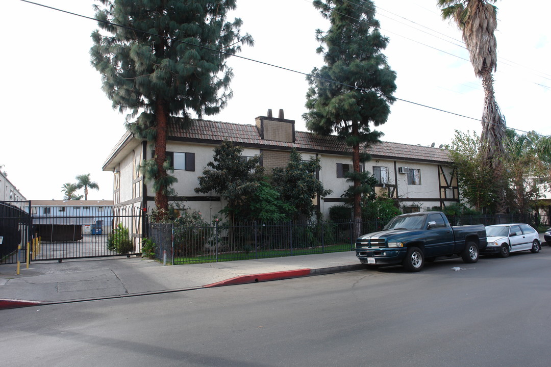 14662 Rayen St in Panorama City, CA - Building Photo