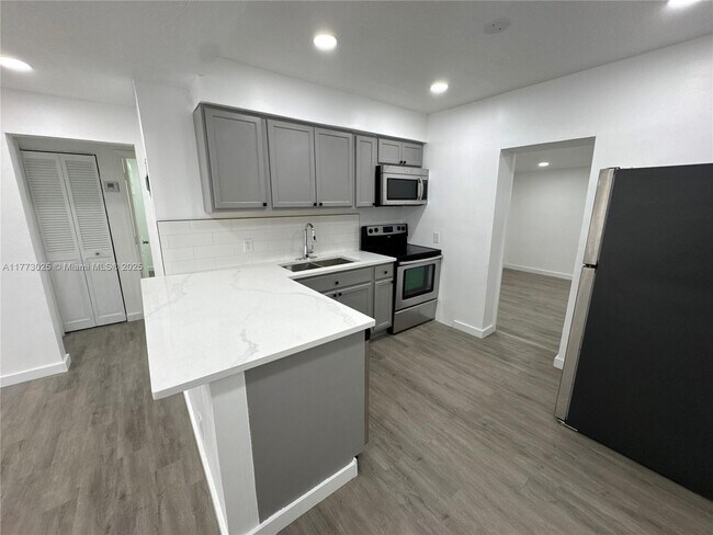 830 SW 6th St in Hallandale Beach, FL - Building Photo - Building Photo