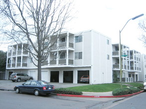 690 Leahy St in Redwood City, CA - Building Photo - Building Photo