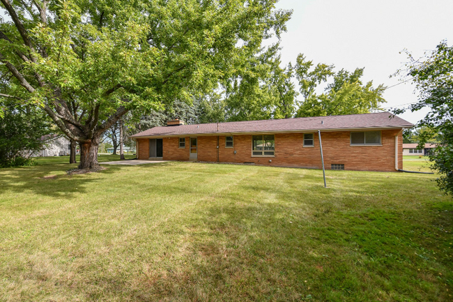 2001 S Pickford Dr in New Berlin, WI - Foto de edificio - Building Photo