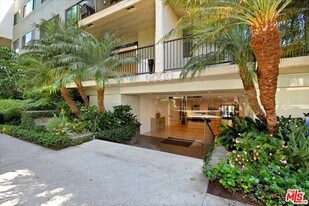 9000 Cynthia St in West Hollywood, CA - Building Photo