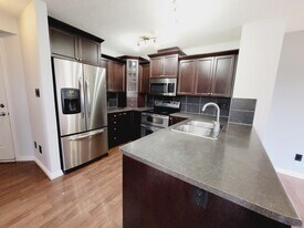 3209 Whitelaw Dr NW in Edmonton, AB - Building Photo