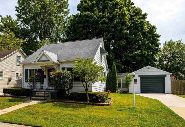 2073 Ridgemont Rd in Grosse Pointe Woods, MI - Foto de edificio - Building Photo