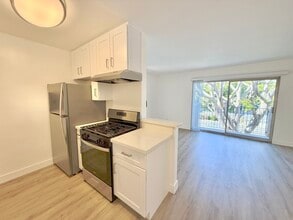 12745 Venice Blvd, Unit 201 in Los Angeles, CA - Building Photo - Building Photo