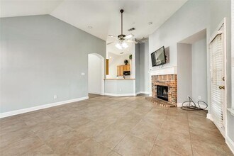 555 Southridge Way in Irving, TX - Building Photo - Building Photo