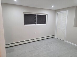 8 Holly Ct in North Babylon, NY - Foto de edificio - Building Photo