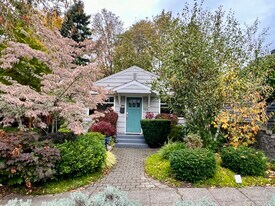 526 N 84th St in Seattle, WA - Building Photo