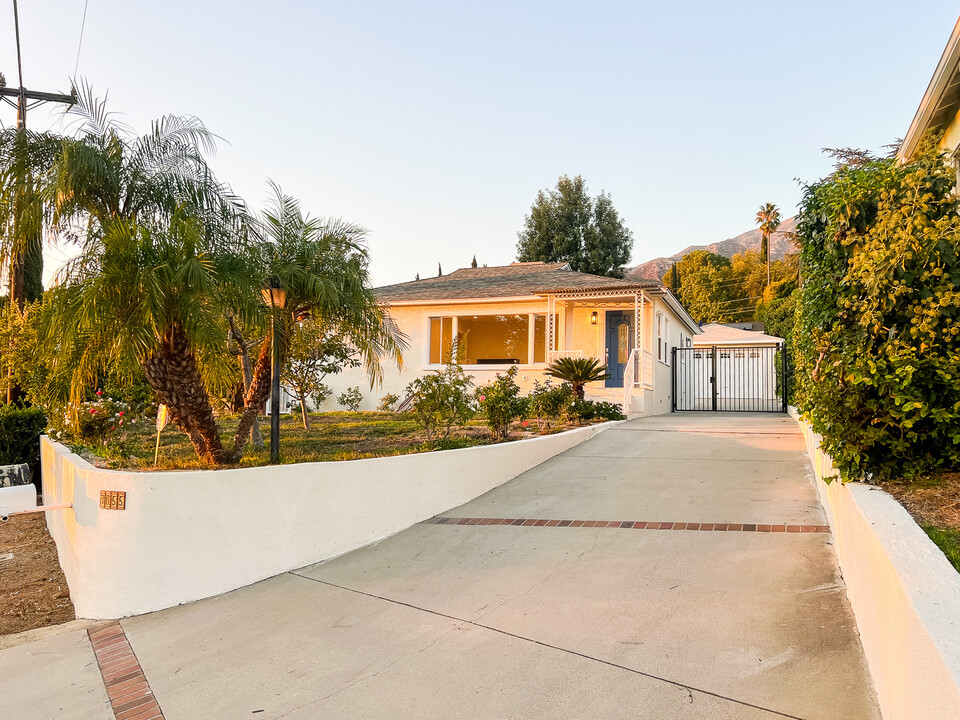 3055 Henrietta Ave in La Crescenta, CA - Foto de edificio