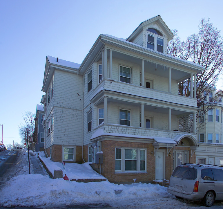 253 Rock St in Fall River, MA - Building Photo