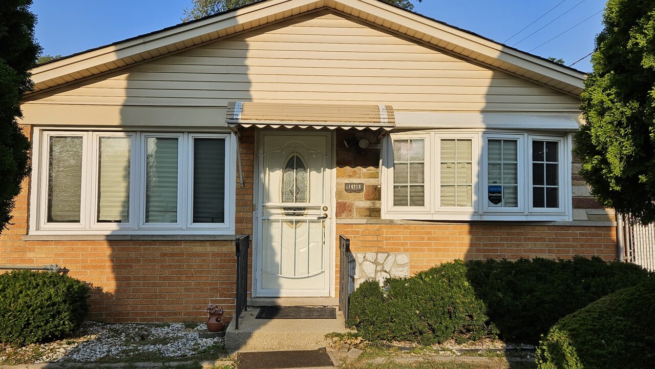 14212 S Manistee Ave in Chicago, IL - Foto de edificio