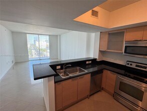 140 S Dixie Hwy, Unit 715 in Hollywood, FL - Foto de edificio - Building Photo