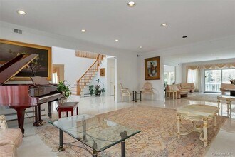 21 Cary Rd in Great Neck, NY - Foto de edificio - Building Photo