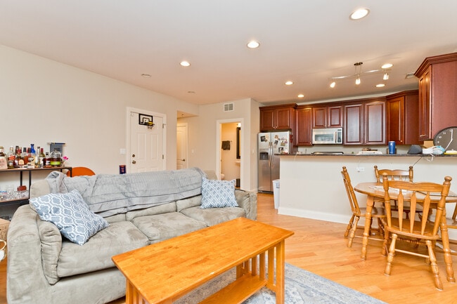 2414 W Moffat St, Unit 001 in Chicago, IL - Building Photo - Building Photo