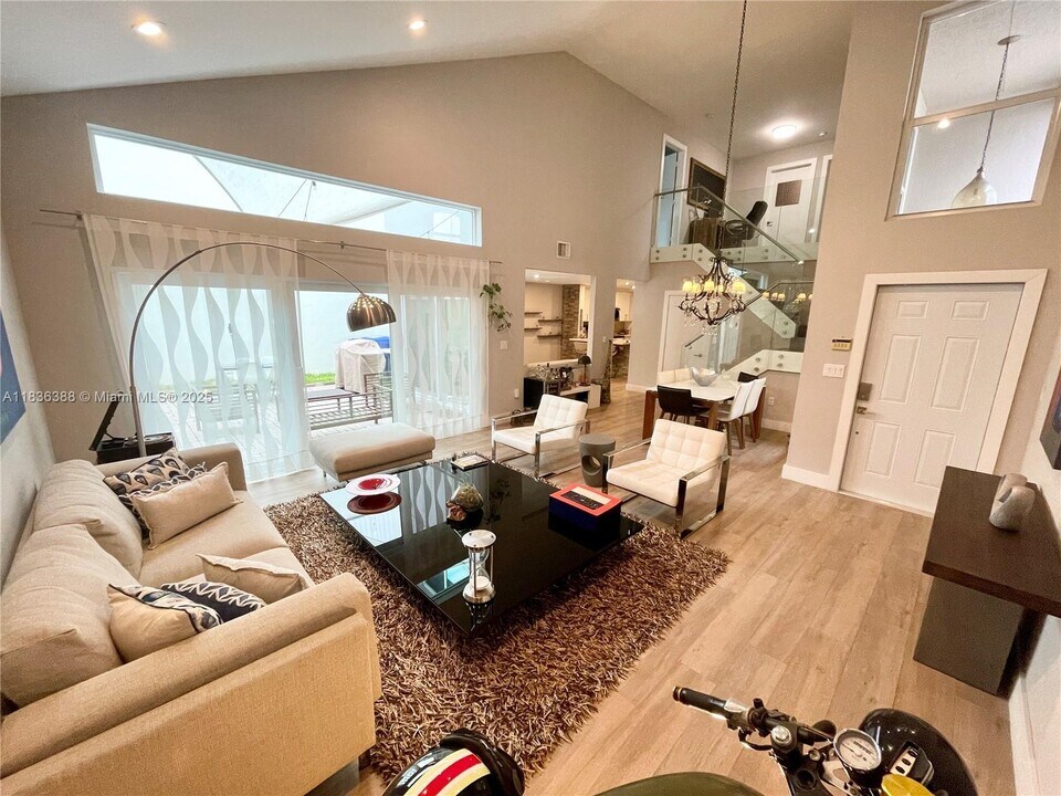 1125 Papaya St in Hollywood, FL - Building Photo