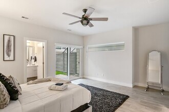 2106 Dennis St in Houston, TX - Building Photo - Building Photo