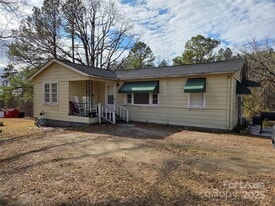 8334 Oak Tree Rd in Sharon, SC - Building Photo