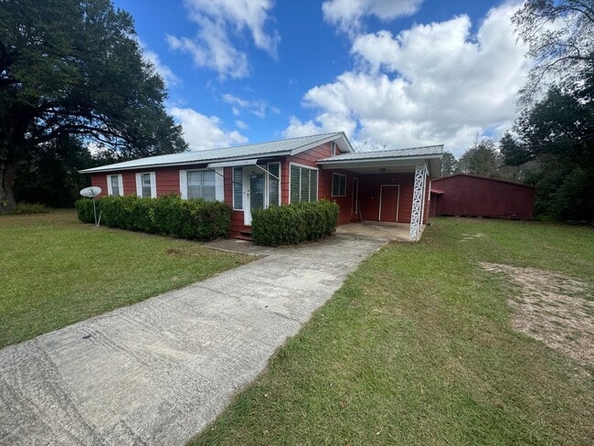 2022 Lincoln Ave in Grand Ridge, FL - Building Photo - Building Photo