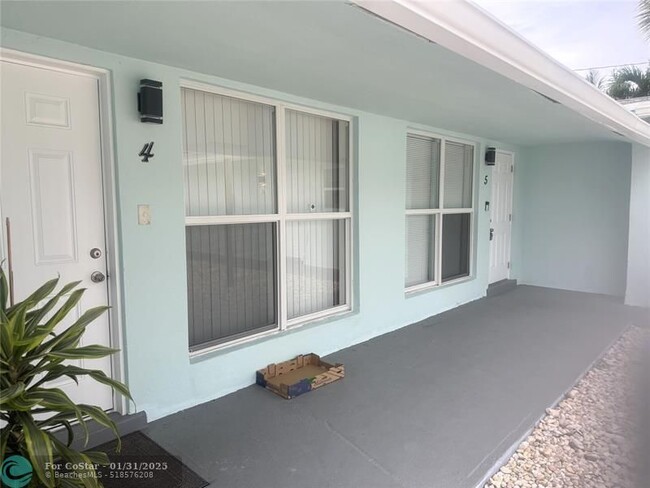 281 NW 40th St in Oakland Park, FL - Building Photo - Building Photo