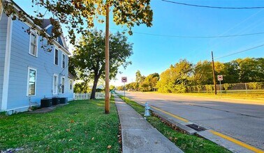 145 N Kealy Ave in Lewisville, TX - Building Photo - Building Photo