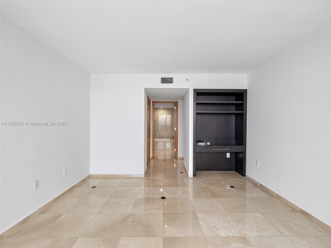 1610 W 21st St, Unit 1710 in Miami Beach, FL - Building Photo - Building Photo