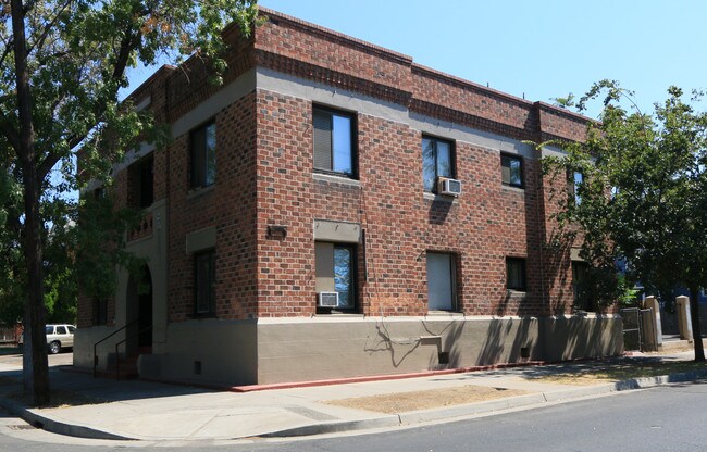 302-308 E Poplar St in Stockton, CA - Foto de edificio - Building Photo
