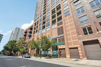 400 W Ontario St in Chicago, IL - Building Photo - Building Photo