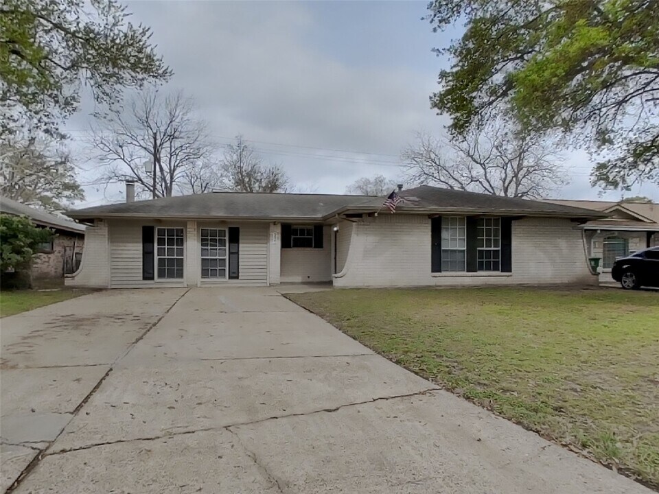 6422 French Chateau Dr in Houston, TX - Building Photo