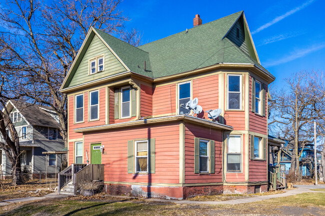 Cottage Grove Apartments in Des Moines, IA - Building Photo - Primary Photo