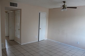 440 Camino Vencejo in Rio Rico, AZ - Foto de edificio - Building Photo