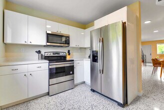 1001 NE 80th St in Miami, FL - Foto de edificio - Building Photo