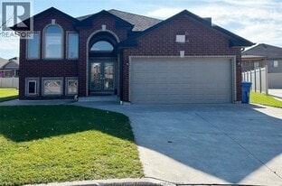 4000 Zanzibar Ct in Windsor, ON - Building Photo