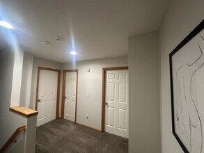 2132 Ridgeview Cir in Clive, IA - Building Photo - Building Photo