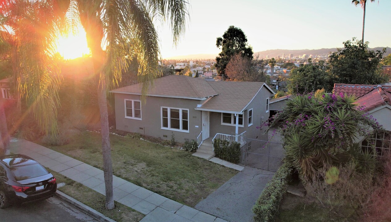 917 Hyperion Ave in Los Angeles, CA - Building Photo