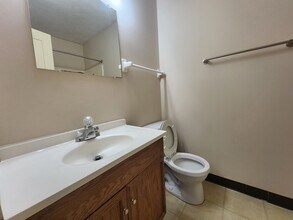 208 Heritage Cir in Bucyrus, OH - Foto de edificio - Building Photo