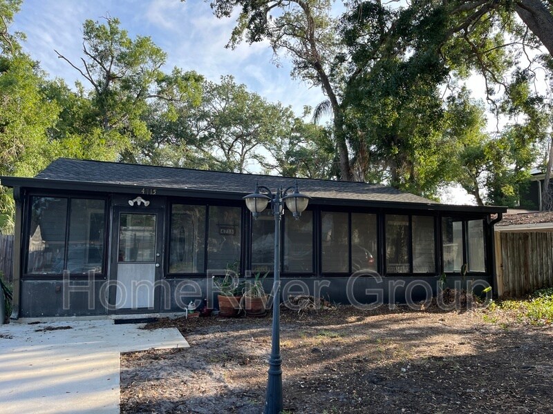 4715 W Knights Ave in Tampa, FL - Building Photo