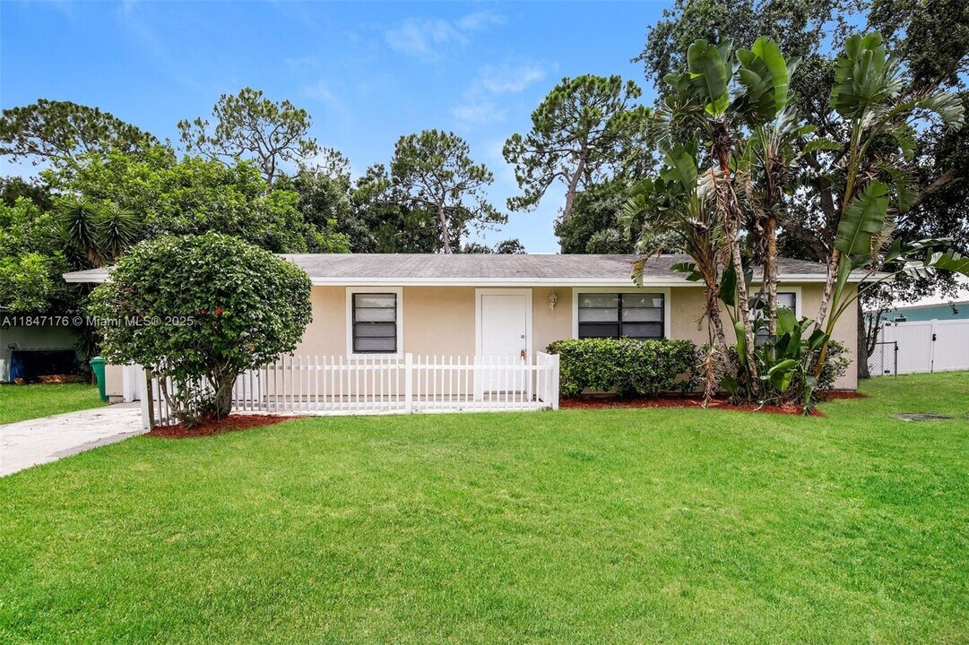 1252 SW Goodman Ave in Port St. Lucie, FL - Building Photo