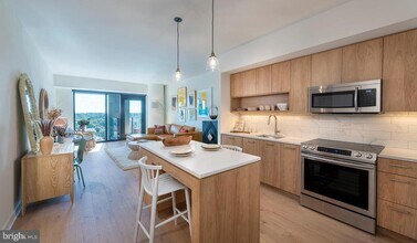 4710 Elm St in Bethesda, MD - Foto de edificio - Building Photo